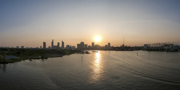 Tramonto a Saigon con la silhouette della torre Bitexco, Vietnam — Foto Stock