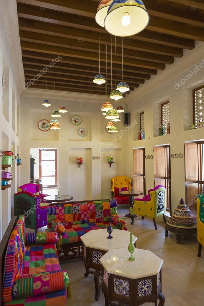 Arabische innere und Wohnzimmer mit Dekoration in Dubai. Vereinigte ... Arabische innere und Wohnzimmer mit Dekoration in Dubai. Vereinigte ...