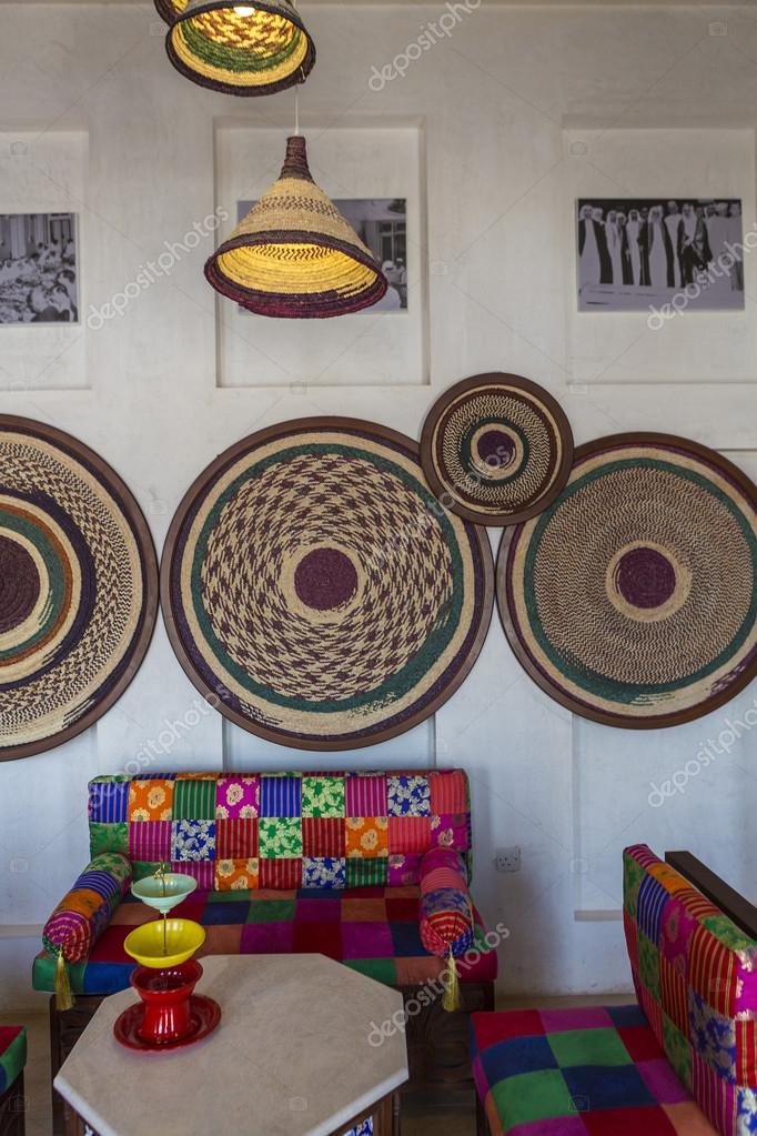 Arabische interieur en woonkamer met decoratie in dubai. verenigde ... Interieur kleurrijk woonkamer