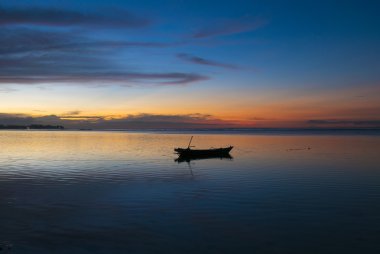 Günbatımı balıkçı tekne ve durgun su Gili Air Adası, Hint ile