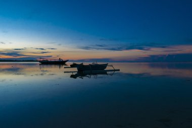 Günbatımı balıkçı tekne ve durgun su Gili Air Adası, Hint ile