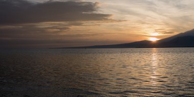Harika gündoğumu ve durgun su Gili Air Adası, Endonezya