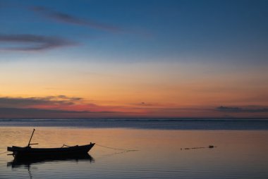Günbatımı balıkçı tekne ve durgun su Gili Air Adası, Hint ile