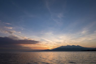 Harika gündoğumu ve durgun su Gili Air Adası, Endonezya
