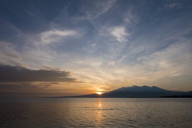 Harika gündoğumu ve durgun su Gili Air Adası, Endonezya