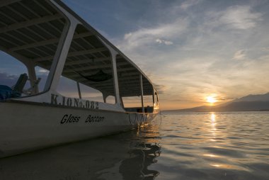 Sunset turistik tekne ve durgun su Gili Air Adası, IND üzerinde