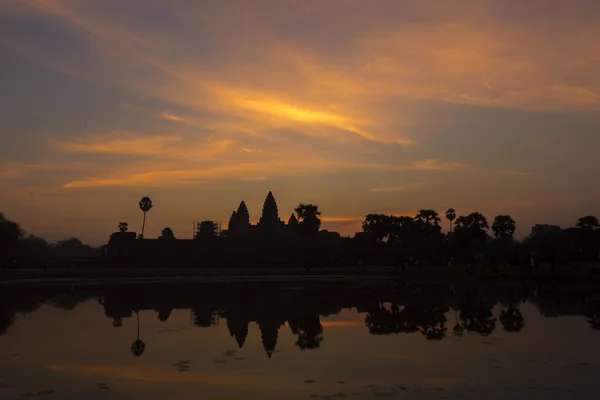 Salida del sol en Angkor Wat, Patrimonio de la UNESCO en Camboya — Foto de Stock