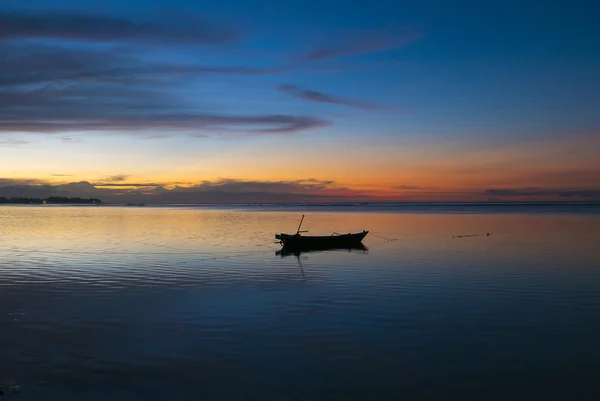 Puesta de sol con barco pesquero y agua en Gili Air Island, Indo —  Fotos de Stock