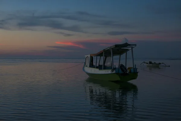 Solnedgång, fisher båt och vatten på Gili Air Island, Indo — Stockfoto