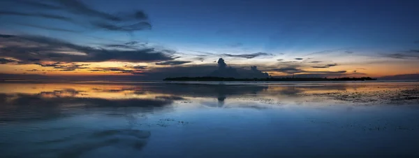 Coucher de soleil impressionnant et eau calme sur Gili Air Island, Indonésie — Photo