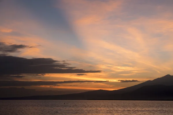 Awesome zonsopgang en stilstaand water op Gili Air eiland, Indonesië — Stockfoto