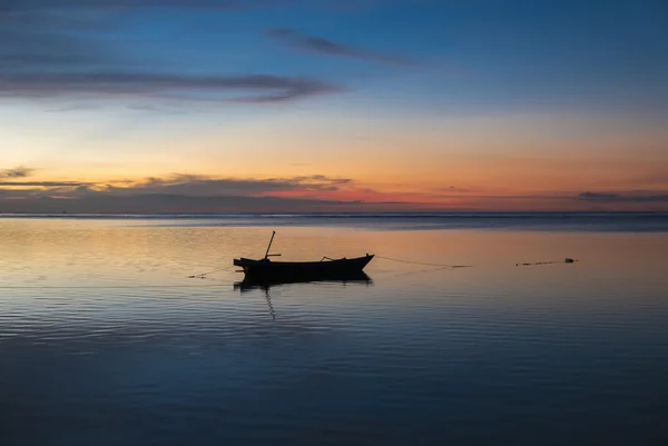 Sunset with fisher boat and still water on Gili Air Island, Indo — Stock Photo, Image