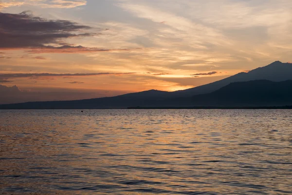 素晴らしい日の出とギリ空気島、インドネシアの静かな水 — ストック写真