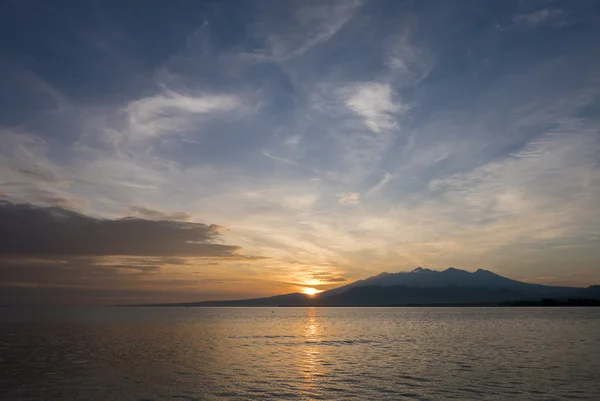 Awesome sunrise and still water on Gili Air Island, Indonesia — Stock Photo, Image
