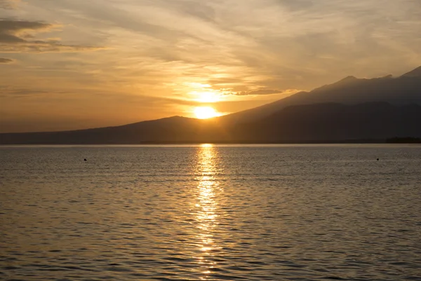 Awesome zonsopgang en stilstaand water op Gili Air eiland, Indonesië — Stockfoto