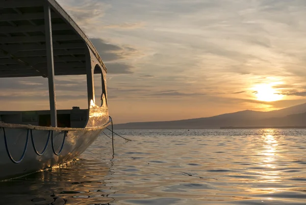 Zachód słońca z łodzi turystycznych i niegazowanej wody na wyspie Gili Air, Ind — Zdjęcie stockowe