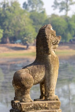 Sras Srang'da aslan heykeli, Angkor Tapınakları. Kamboçya