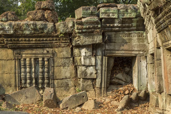 Ta Prohm, templo antigo na floresta da selva em Angkor, Camboja — Fotografia de Stock