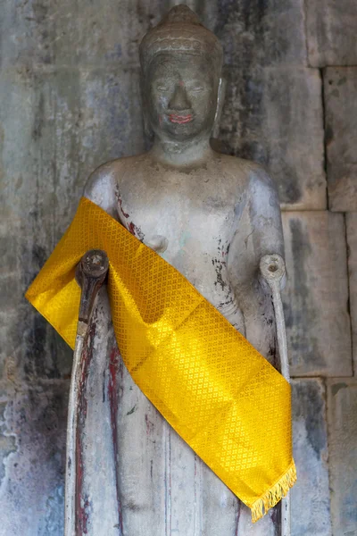 Gule stoffer rundt Buddha ved Angkor Vat-tempelet i Kambodsja – stockfoto