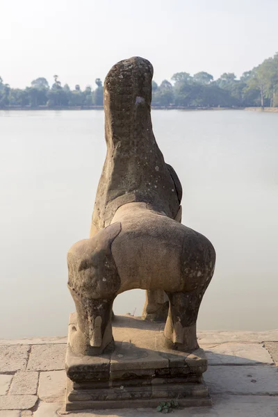 Escultura de leão no templo de Angkor Wat. Camboja — Fotografia de Stock