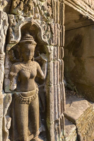 Kleine skulpturen an der wand des ta prohm, des antiken tempels in angk — Stockfoto