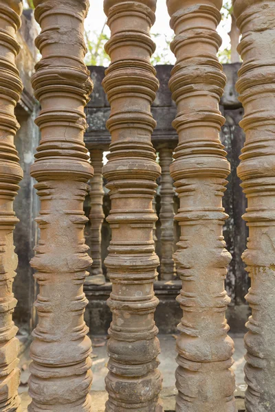 Gedrechselte Steinstangen eines Fensters am Khmer-Tempel von angkor wat — Stockfoto