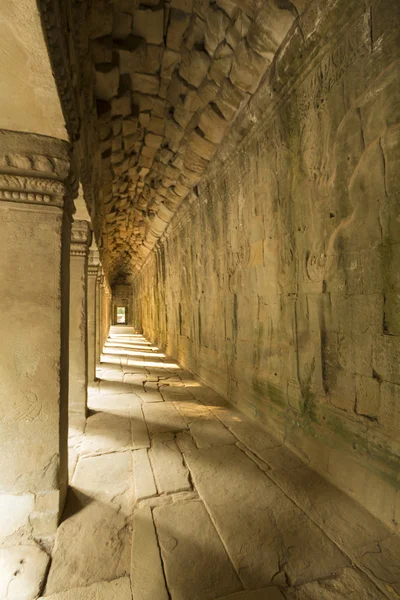 Interior with columns in the ancient temple of Angkor Wat, Cambo — Stock Photo, Image