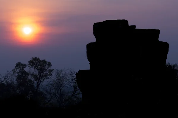 Templo de Phnom bakheng em Angkor. Siem Reap, site da UNESCO Camboja . — Fotografia de Stock