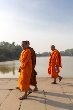 Gülümseyen ve Angkor Wat Tapınağı için yürüyüş Kamboçyalı rahipler