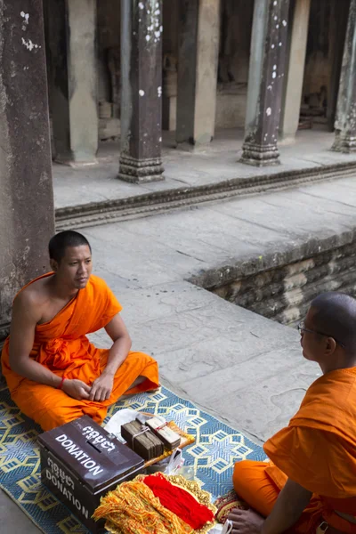 Monjes camboyanos sentados en las escaleras del templo de Angkor Wat, Camboya — Foto de Stock