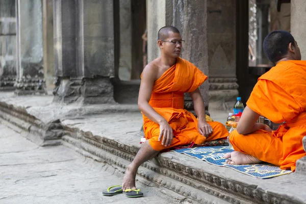 Monjes camboyanos sentados en las escaleras del templo de Angkor Wat, Camboya — Foto de Stock