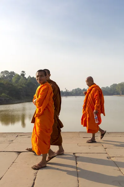Les moines cambodgiens souriant et marchant vers le temple Angkor Wat — Photo