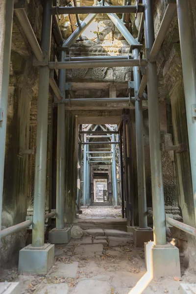 Andaimes dentro do Templo de Ta Prohm em Angkor Thom, Camboja — Fotografia de Stock