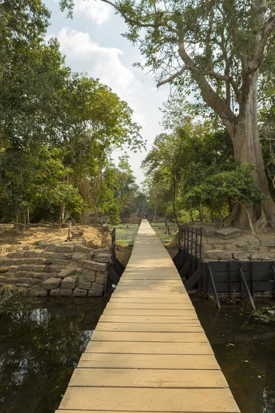 Wooden path to Neak Pean temple near Angkor Wat. Cambodia — Stockfoto
