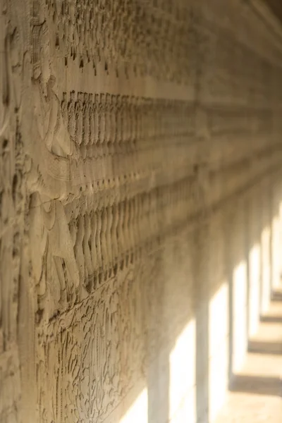 Wandschnitzereien am Tempel Angkor Wat in Kambodscha. Selektiver Fokus — Stockfoto