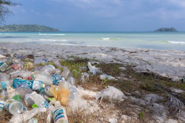 Plastik şişeler, çöp ve Atıklar Koh Rong, Ca sahilde