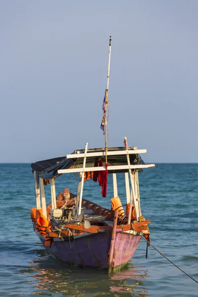 Uitzicht op zee met de khmer boot, strand van Koh Rong. Cambodja — Stockfoto