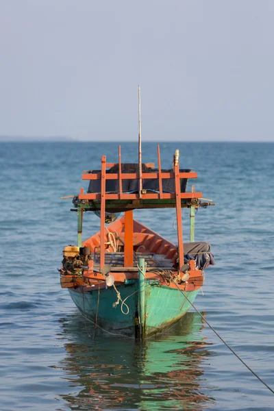 Uitzicht op zee met de khmer boot, strand van Koh Rong. Cambodja — Stockfoto