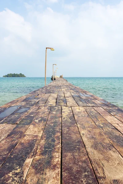 Drewniane molo na Koh Rong wyspa, Kambodża, Azji południowo-wschodniej — Zdjęcie stockowe