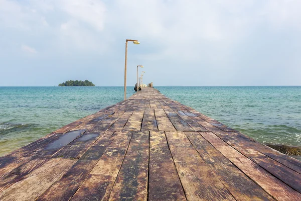 Holzsteg auf der Insel Koh Rong, Kambodscha, Südostasien — Stockfoto