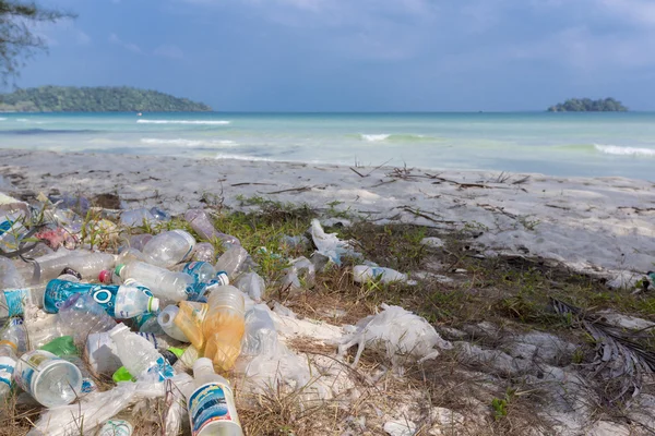 Bouteilles en plastique, ordures et déchets sur la plage de Koh Rong, Ca — Photo