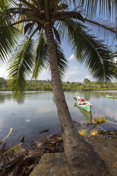 Meerblick mit Khmerbooten, Strand von Koh Rong. Kambodscha — Stockfoto