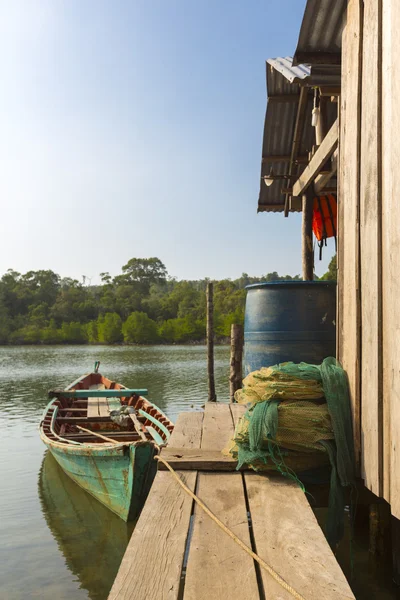 Barco Fisher perto por casa de madeira na Ilha Ko Rong, Camboja — Fotografia de Stock