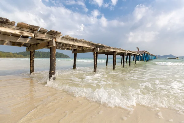 Jetty y barco pequeño en la isla de Koh Rong, Camboya, Sureste Como —  Fotos de Stock