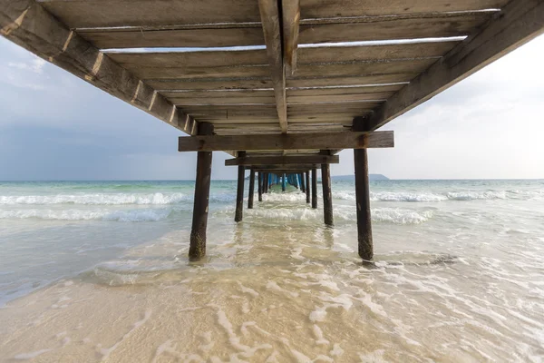 Jetty y barco pequeño en la isla de Koh Rong, Camboya, Sureste Como — Foto de Stock