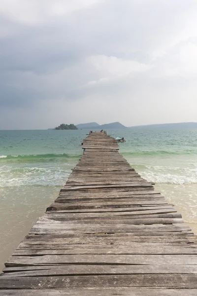 島栄島、カンボジア、南東として突堤および小さいボート — ストック写真
