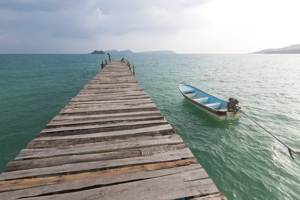 Brygga och liten båt vid Koh Rong island, Kambodja, South East som — Stockfoto