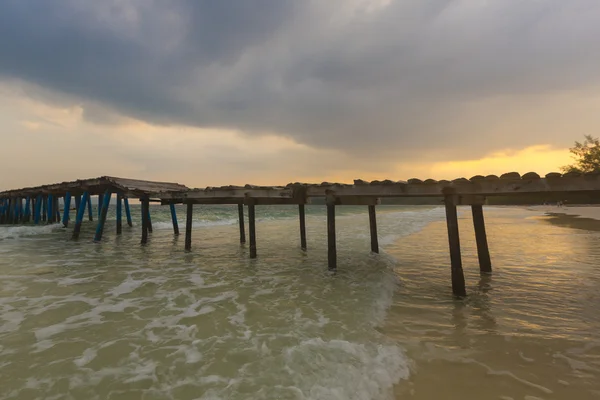 Puesta de sol y embarcadero en la isla de Koh Rong, Camboya, sudeste asiático — Foto de Stock