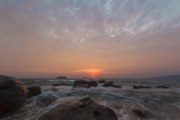 Paysage marin estival au lever du soleil sur l'île tropicale Koh Rong au Cambodge — Photo