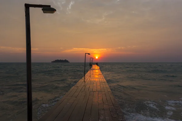 Jetée et lever du soleil à Koh Rong Island, près de Sihanoukvile, Cambodge — Photo